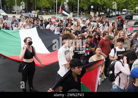 Rund 200 Studenten in Canberra versammeln sich an der ANU und marschieren zu Alicia Paynes Büro, um die Labour-Regierung zu fordern, eine stärkere Position gegen Israels Völkermord-Krieg in Gaza einzunehmen. Stockfoto