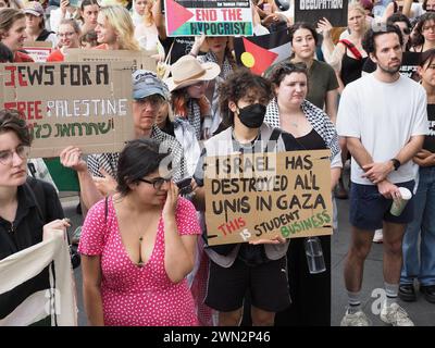 Rund 200 Studenten in Canberra versammeln sich an der ANU und marschieren zu Alicia Paynes Büro, um die Labour-Regierung zu fordern, eine stärkere Position gegen Israels Völkermord-Krieg in Gaza einzunehmen. Stockfoto