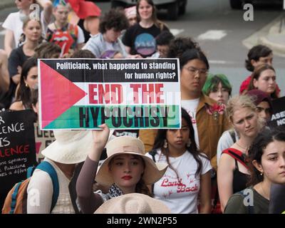 Rund 200 Studenten in Canberra versammeln sich an der ANU und marschieren zu Alicia Paynes Büro, um die Labour-Regierung zu fordern, eine stärkere Position gegen Israels Völkermord-Krieg in Gaza einzunehmen. Stockfoto