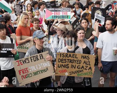 Rund 200 Studenten in Canberra versammeln sich an der ANU und marschieren zu Alicia Paynes Büro, um die Labour-Regierung zu fordern, eine stärkere Position gegen Israels Völkermord-Krieg in Gaza einzunehmen. Stockfoto