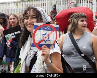 Rund 200 Studenten in Canberra versammeln sich an der ANU und marschieren zu Alicia Paynes Büro, um die Labour-Regierung zu fordern, eine stärkere Position gegen Israels Völkermord-Krieg in Gaza einzunehmen. Stockfoto