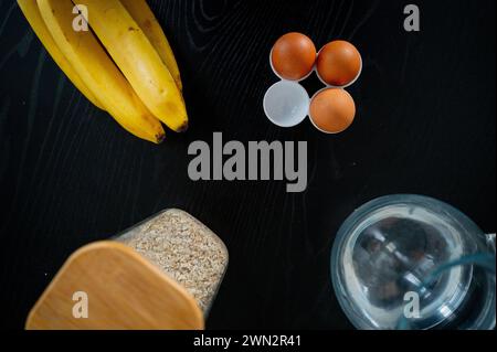 Hausgemachte Güte: Eine Küchenszene zum Backen von Bananenbrot Stockfoto