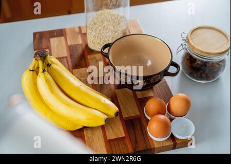 Von der Küche bis zum Tisch: Die Reise der Bananenbrot-Köstlichkeiten Stockfoto