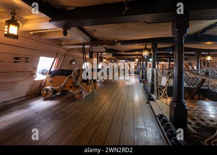 Hölzerne Waffendecks auf der HMS Victory, dem berühmten Schiff in Portsmouth historischer Werft. Februar 2024. Stockfoto