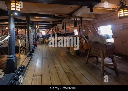 Hölzerne Waffendecks auf der HMS Victory, dem berühmten Schiff in Portsmouth historischer Werft. Februar 2024. Stockfoto