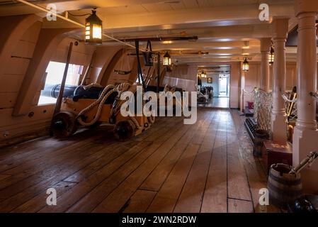 Hölzerne Waffendecks auf der HMS Victory, dem berühmten Schiff in Portsmouth historischer Werft. Februar 2024. Stockfoto