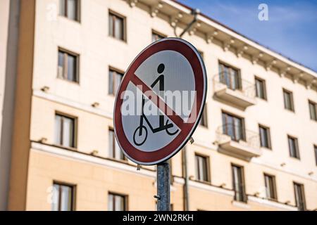 Roller-Verbot. Schild, das die Bewegung auf einem Roller auf einer Stadtstraße verbietet. Hochwertige Fotos Stockfoto