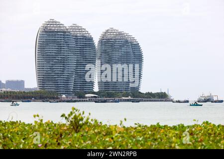 Blick auf Wolkenkratzer auf der künstlichen Phoenix-Insel in Sanya, China Stockfoto