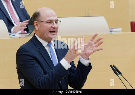 Staatsminister Albert Füracker, CSU. 12. Plenarsitzung des Bayerischen Landtags. Der bayerische Finanzminister Albert Füracker, CSU, am Rednerpult. München Bayern Deutschland *** Staatsminister Albert Füracker , CSU 12 Plenarsitzung des Bayerischen Landtags Bayerischer Finanzminister Albert Füracker , CSU, am Rednerpult München Bayern Deutschland Copyright: XRolfxPossx Stockfoto
