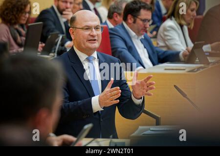 Staatsminister Albert Füracker, CSU. 12. Plenarsitzung des Bayerischen Landtags. Der bayerische Finanzminister Albert Füracker, CSU, am Rednerpult. München Bayern Deutschland *** Staatsminister Albert Füracker , CSU 12 Plenarsitzung des Bayerischen Landtags Bayerischer Finanzminister Albert Füracker , CSU, am Rednerpult München Bayern Deutschland Copyright: XRolfxPossx Stockfoto