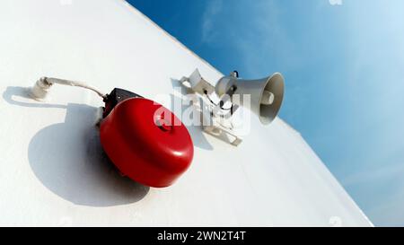 Megaphon für Notalarme auf dem Schiff Stockfoto