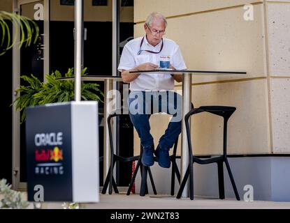 BAHRAIN - Helmut Marko (Red Bull Racing) vor dem ersten freien Training auf dem Bahrain International Circuit in der Wüste Sakhir vor dem Großen Preis von Bahrain. ANP REMKO DE WAAL Stockfoto