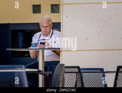 BAHRAIN - Helmut Marko (Red Bull Racing) vor dem ersten freien Training auf dem Bahrain International Circuit in der Wüste Sakhir vor dem Großen Preis von Bahrain. ANP REMKO DE WAAL Stockfoto