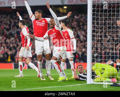 24. Februar 2024 - Arsenal gegen Newcastle United - Premier League - Emirates Stadium Gabriel Magalhaes feiert sein erstes Tor. Bild : Mark Stockfoto