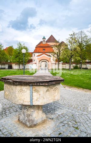 Blick auf das Kloster Wiblingen, eine ehemalige Benediktinerabtei in Wiblingen, Ulm, Baden-Württemberg, von Lustgarten. Stockfoto