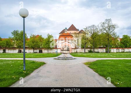 Blick auf das Kloster Wiblingen, eine ehemalige Benediktinerabtei in Wiblingen, Ulm, Baden-Württemberg, von Lustgarten. Stockfoto