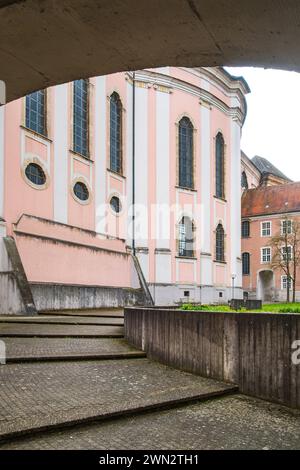 Blick von der Nordostseite in den Innenhof der ehemaligen Benediktinerabtei Wiblingen, Ulm, Baden-Württemberg. Stockfoto