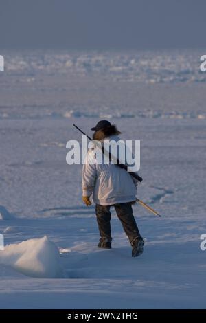 Der Inupiaq-Jäger Alan Lane Uqpiksaun Jagd auf Robben nahe offenem Blei am Point of Point Hope Tigia Arctic Alaska Stockfoto