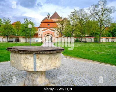 Blick auf das Kloster Wiblingen, eine ehemalige Benediktinerabtei in Wiblingen, Ulm, Baden-Württemberg, von Lustgarten. Stockfoto