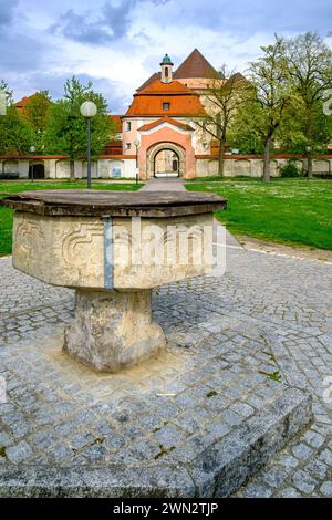 Blick auf das Kloster Wiblingen, eine ehemalige Benediktinerabtei in Wiblingen, Ulm, Baden-Württemberg, von Lustgarten. Stockfoto