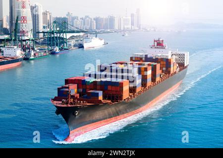 Großes Frachtcontainerschiff, das im Hafen ankommt Stockfoto