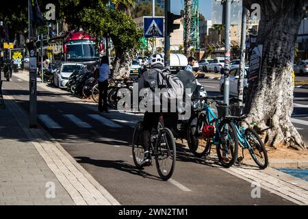 Tel Aviv, Israel, 28. Februar 2024 Menschen Rollen in den Straßen von Tel Aviv, einer emblematischen und ikonischen Stadt Israels Stockfoto