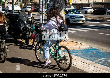 Tel Aviv, Israel, 28. Februar 2024 Menschen Rollen in den Straßen von Tel Aviv, einer emblematischen und ikonischen Stadt Israels Stockfoto