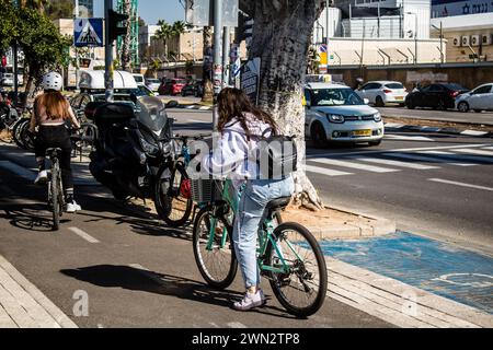 Tel Aviv, Israel, 28. Februar 2024 Menschen Rollen in den Straßen von Tel Aviv, einer emblematischen und ikonischen Stadt Israels Stockfoto