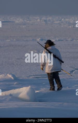 Der Inupiaq-Jäger Alan Lane Uqpiksaun Jagd auf Robben nahe offenem Blei am Point of Point Hope Tigia Arctic Alaska Stockfoto