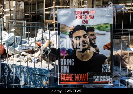 Tel Aviv, Israel, 28. Februar 2024 Plakate, die die Gesichter von Geiseln zeigen, die von der Hamas während des Terroranschlags vom 7. Oktober 2023 entführt wurden Stockfoto