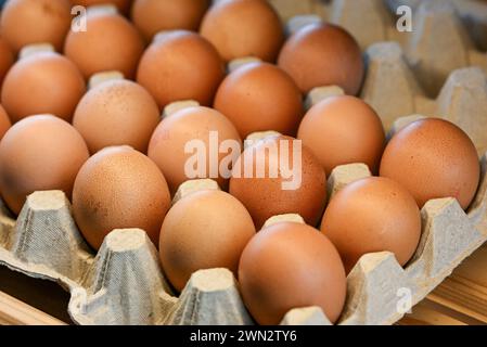 Berlin, Deutschland. Februar 2024. Eier liegen in einem Eierkarton in einem Restaurant. Quelle: Jens Kalaene/dpa/Alamy Live News Stockfoto