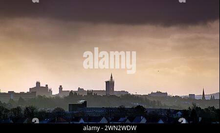 Glasgow, Schottland, Großbritannien. Februar 2024. Wetter in Großbritannien: Nasser Tag sah regnerisches Wetter und eine trübe Skyline der Stadt, während das schlechte Wetter anhält. Credit Gerard Ferry/Alamy Live News Stockfoto