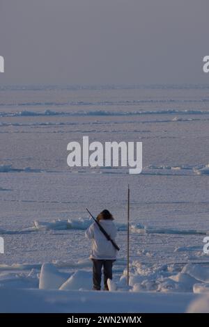 Der Inupiaq-Jäger Alan Lane Uqpiksaun Jagd auf Robben nahe offenem Blei am Point of Point Hope Tigia Arctic Alaska Stockfoto