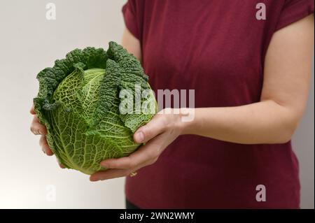 Frau mit grünem, frischem Bio-savoyenkraut Stockfoto