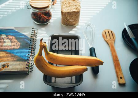 Backzubehör auf der Küchentheke: Zutaten für perfektes Bananenbrot. Stockfoto