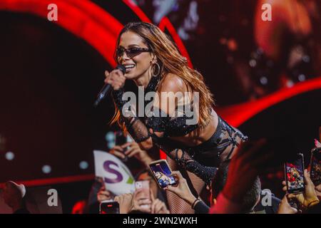 Vina Del Mar, Chile. Februar 2024. Die brasilianische Sängerin Anitta tritt während des Viña del Mar Festivals auf. Das Viña del Mar Festival ist eine 6-tägige Musikshow mit internationalen Künstlern und wird in diesem Jahr die Menschen unterstützen, die von dem Mega-Feuer in Chile betroffen sind. Alles wird an 250 Millionen Menschen übertragen, entweder im offenen Fernsehen oder online. (Foto: Cristobal Basaure Araya/SOPA Images/SIPA USA) Credit: SIPA USA/Alamy Live News Stockfoto