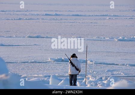 Der Inupiaq-Jäger Alan Lane Uqpiksaun Jagd auf Robben nahe offenem Blei am Point of Point Hope Tigia Arctic Alaska Stockfoto