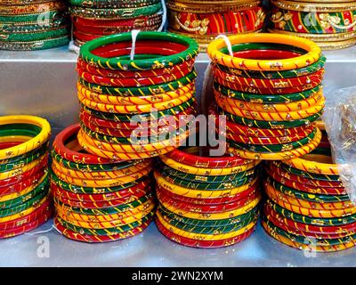 Indische bunte Armreifen werden in einem lokalen Geschäft auf einem Markt in Pune, Indien, ausgestellt. Diese wunderschönen Armreifen bestehen aus Glas, das von in als Beauty-Accessoires verwendet wird Stockfoto