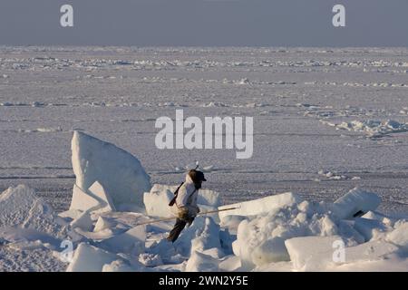 Der Inupiaq-Jäger Alan Lane Uqpiksaun Jagd auf Robben nahe offenem Blei am Point of Point Hope Tigia Arctic Alaska Stockfoto