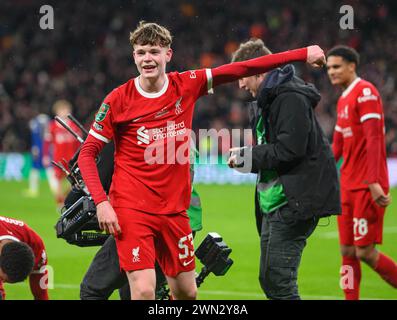 25. Februar 2024 - Chelsea gegen Liverpool - Finale des Carabao Cup - Wembley Stadium James McConnell feiert das Siegtor von Liverpool. Bild : Mark Pain Stockfoto
