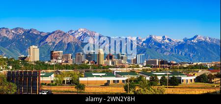 Skyline von Salt Lake City im Stadtzentrum von Utah mit Wasatch Range Mountains Stockfoto