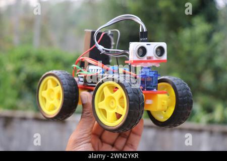 Hindernis, das das Fahrzeug in der Hand hält. Roboterfahrzeug mit Ultraschallsensor zur Erkennung von Hindernissen Stockfoto