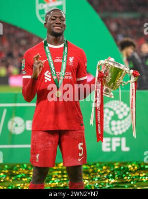 25. Februar 2024 - Chelsea gegen Liverpool - Carabao Cup Finale - Wembley Stadium. Ibrahima Konate feiert Liverpool den Sieg des Carabao Cup 2024. Stockfoto