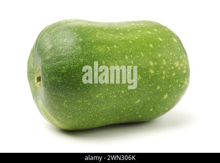 Mini-Kiwi-Babyfrucht (actinidia arguta) auf weißem Hintergrund Stockfoto