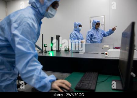 (240229) -- PEKING, 29. Februar 2024 (Xinhua) -- Yang Xiaojun (R) spricht mit Kollegen in einem Labor von MICROMACH in Xi'an, nordwestchinesische Provinz Shaanxi, 17. Januar 2024. Yang Xiaojun ist Direktor des Forschungszentrums für Photonische Fertigungssysteme und Anwendungen des Xi'an Instituts für Optik und Präzisionsmechanik der Chinesischen Akademie der Wissenschaften (CAS). Nach seinem Ph.D-Abschluss 2008 arbeitete er am Institut und leitete sein Team 2015 zur Gründung der Firma MICROMACH, um die industrielle Anwendung seiner Errungenschaften in ultraschnellen Lasen zu beschleunigen Stockfoto