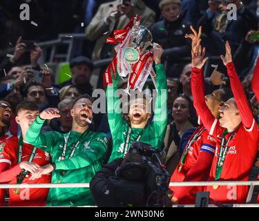 25. Februar 2024 – Chelsea gegen Liverpool – Finale des Carabao Cup – Wembley Stadium Caoimhin Kelleher und Liverpool feiern den Sieg des Carabao Cup 2024. Stockfoto