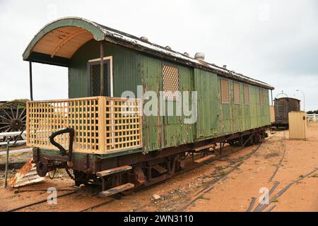 Alter Eisenbahnwagen vor dem Bahnhof Museum in Carnarvon, WA Stockfoto