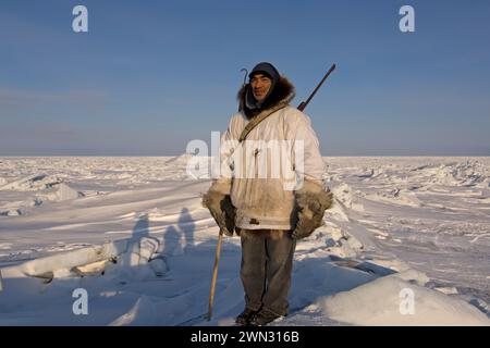 Der Inupiaq-Jäger Alan Lane Uqpiksaun Jagd auf Robben nahe offenem Blei am Point of Point Hope Tigia Arctic Alaska Stockfoto