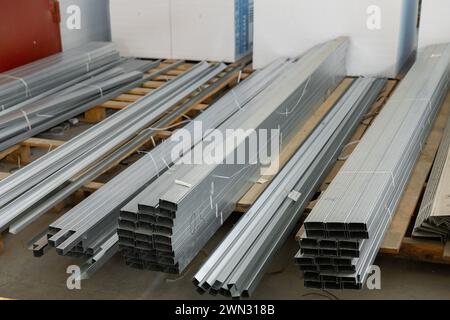 Metallprofilrohr mit rechteckigem Querschnitt in Packungen im Lager für Metallprodukte. Herstellung und Bau von Trockenbauwänden. Stockfoto