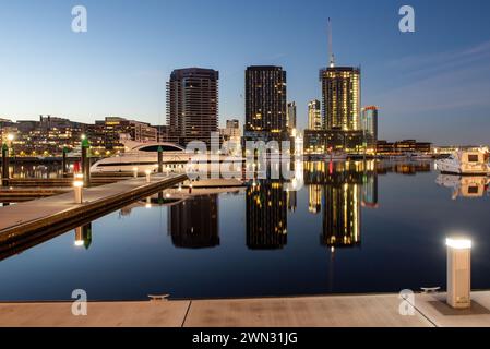 Eine Luxusyacht im Hafen von melbourne mit der Skyline der Stadt Stockfoto